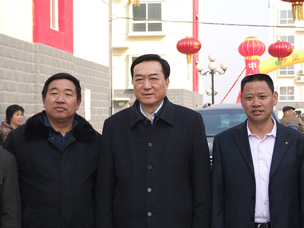 原河北省省长陈天下到尊龙凯时线缆集团视察，，，，并与黄儿营西村党委书记宁小五、尊龙凯时线缆集团董事长雷国玺合影留念。。